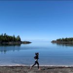 femme qui court en nature avec plan entraînement