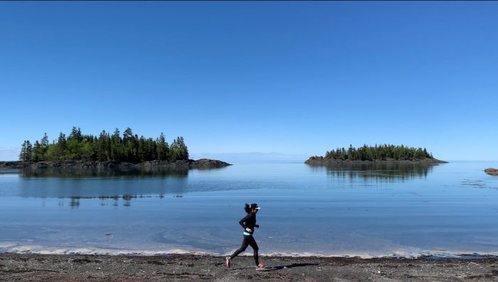 femme qui court en nature avec plan entraînement