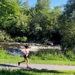 Caroline Lonchamp courant en plein air