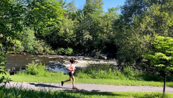 Caroline Lonchamp courant en plein air