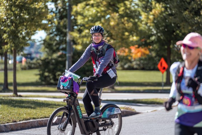 un courreur en vélo