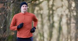 homme faisant du jogging en plein air